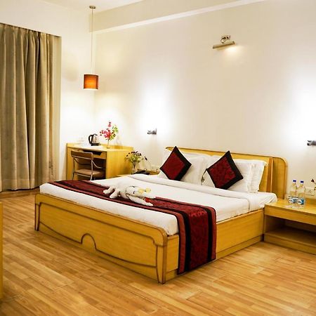 Hotel Adityaz Gválijar Kültér fotó