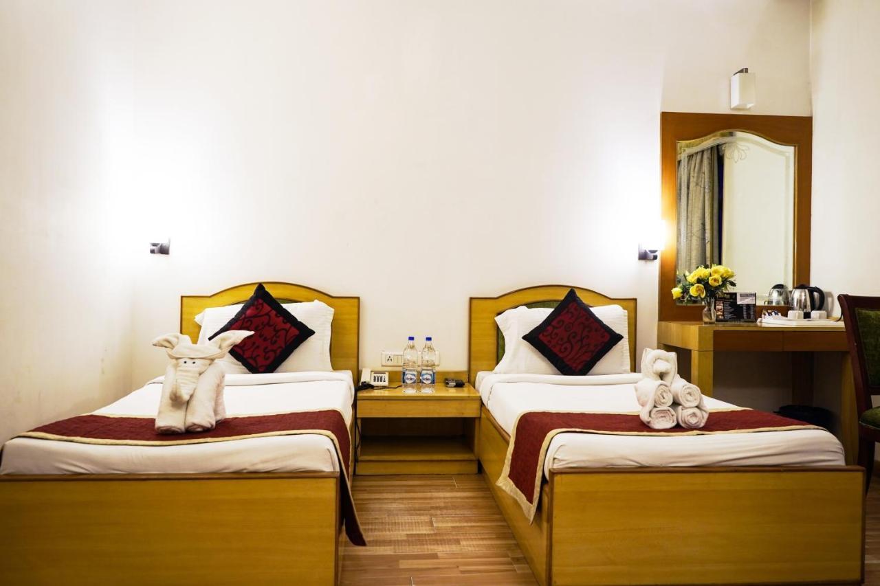 Hotel Adityaz Gválijar Kültér fotó