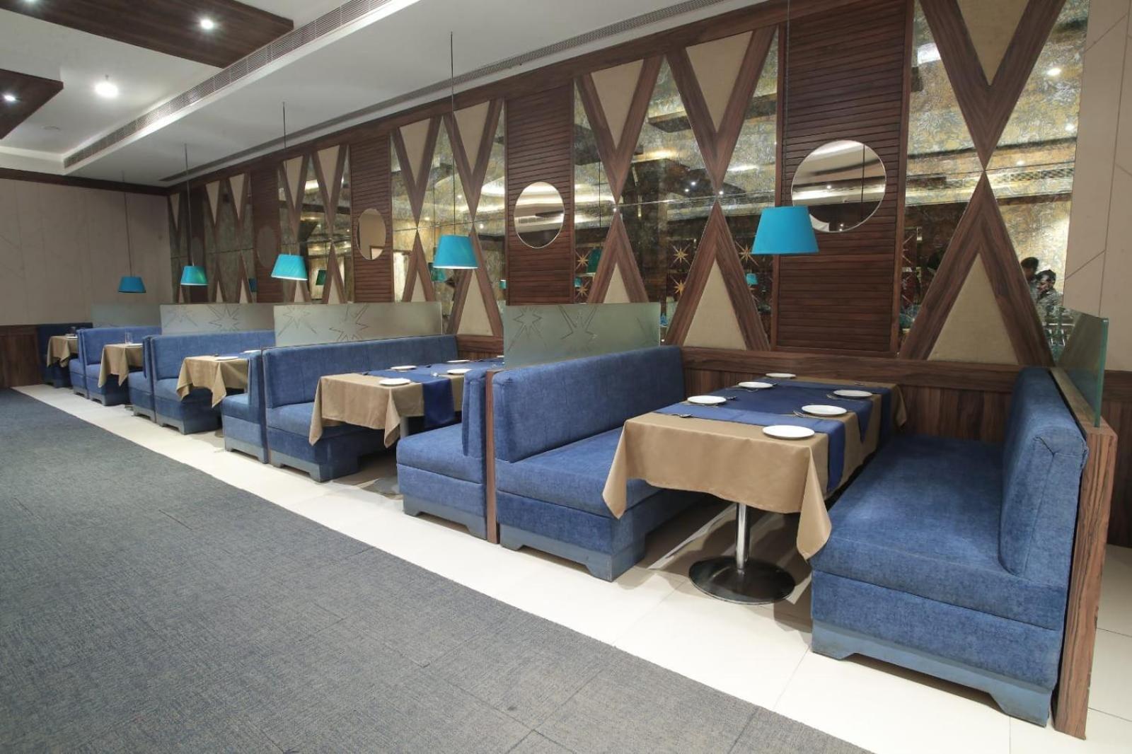 Hotel Adityaz Gválijar Kültér fotó