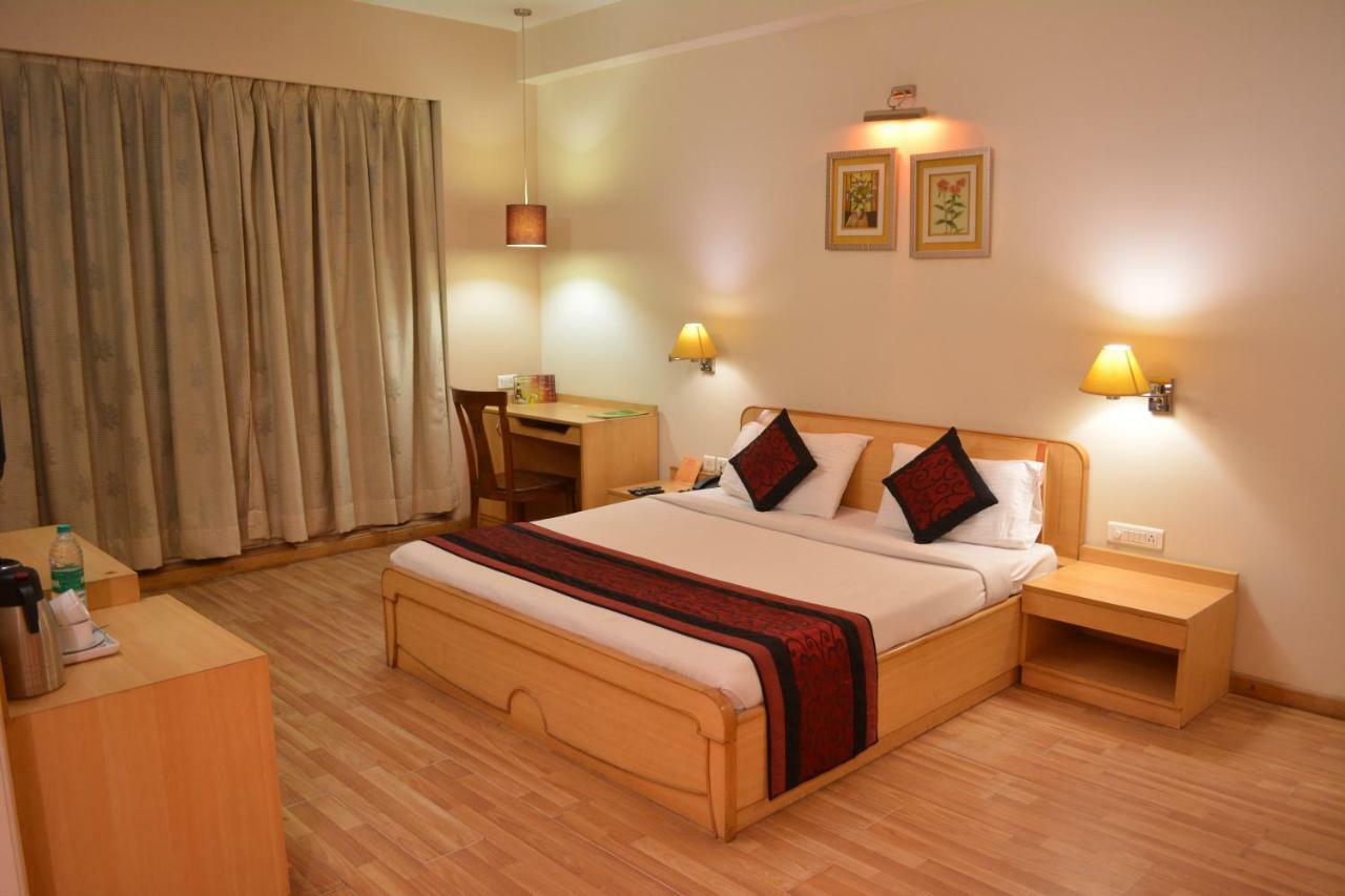 Hotel Adityaz Gválijar Kültér fotó
